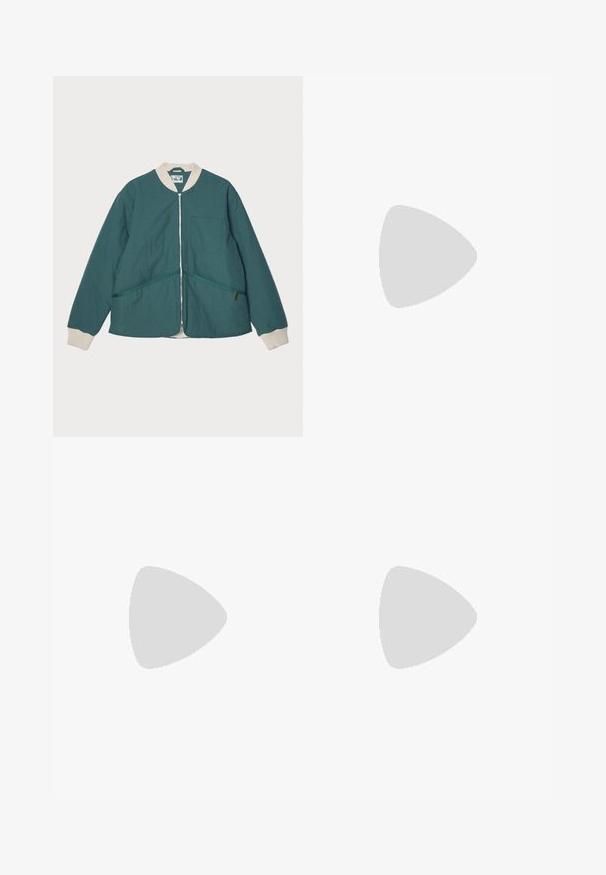 Pompeii PADDED JACKET - Ελαφρύ μπουφάν - emerald; Πουλοβέρ πόλο μακρυμάνικο σε ανοιχτό πράσινο χρώμα με σχέδιο σκακιέρας, λευκό γιακά και μικρό κεντημένο λογότυπο στο στήθος.; Σκούρο πράσινο παντελόνι με φαρδιά πόδια, πιέτες στο εμπρός μέρος, πλαϊνές τσέπες, θηλιές για ζώνη και κλείσιμο με κουμπί σε απλό λευκό φόντο.; Μαύρη δερμάτινη λόφερ με επαναλαμβανόμενο σχέδιο μπροστά, στρογγυλή μύτη και χαμηλό τακούνι. Λείο υφή και μινιμαλιστικός σχεδιασμός.