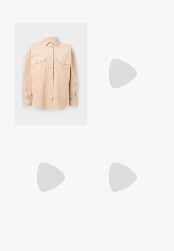 Chemise beige en velours côtelé avec boutons, manches longues, deux poches poitrine à rabats boutonnés et col classique.; T-shirt bleu marine à manches courtes avec un petit motif floral blanc et un col rond sur un fond uni.; Jean en denim bleu clair avec une taille haute et des jambes évasées, doté de poches avant, passants pour ceinture et fermeture par bouton.; Chaussure à talon haut en cuir noir, à bride arrière, avec un bout pointu et un talon fin sur fond blanc.