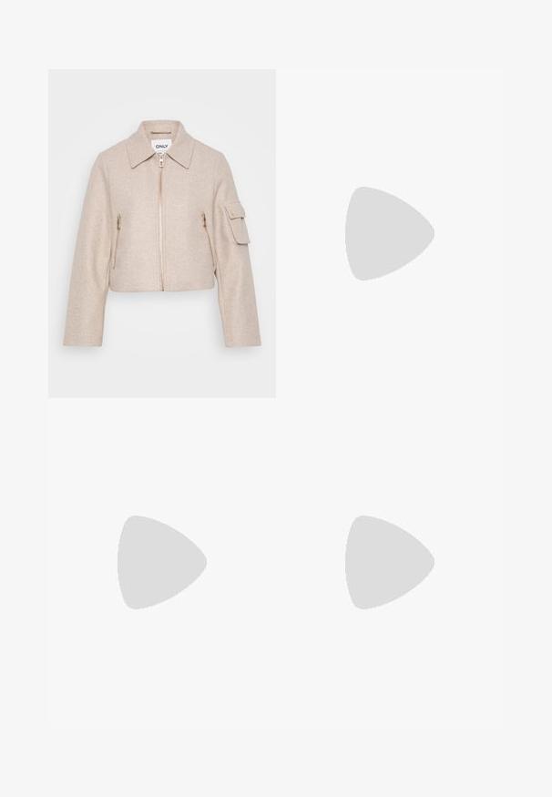 Chaqueta recortada beige con cuello, cierre frontal de cremallera y dos bolsillos con cremallera. La tela tiene una textura suave; presenta acentos de hardware dorado.; Camiseta negra de algodón con un diseño de estrella de lentejuelas plateadas en el frente. Mangas cortas y escote redondo.; Pantalones de campana negros con finas rayas verticales blancas y una cintura elástica, exhibidos sobre un fondo blanco.; Zapatos de cuero negro con puntera redonda, que presentan un detalle de hebilla lateral y una suela gruesa y resistente. Textura suave con costuras mínimas.