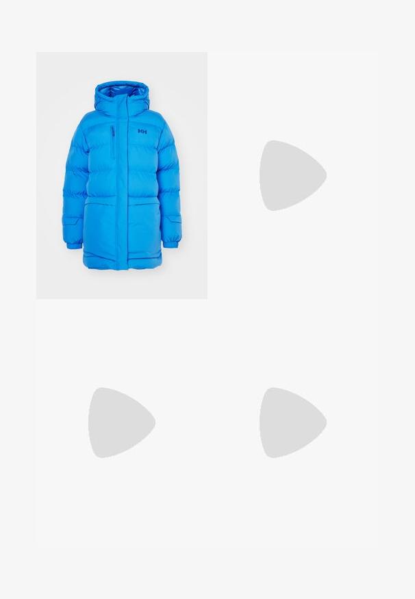 Blauwe pufferjack met capuchon, voorzien van een ritszak op de borst, elastische manchetten en een opvallend logo aan de bovenste linkerkant.; Witte lange mouw turtleneck top gemaakt van glad, elastisch materiaal. Voorzien van een hoge kraag en een getailleerd ontwerp, zonder zichtbare patronen of versieringen.; Lichtblauwe denim jeans met een relaxte pasvorm, met een hoge taille, rechte pijpen en subtiele stiksels op de voorzakken.; Zwarte leren enkelboot met een gestructureerd oppervlak, ronde neus, vetersluiting, gele stiksels en een dikke, geribbelde zwarte plateauzool.
