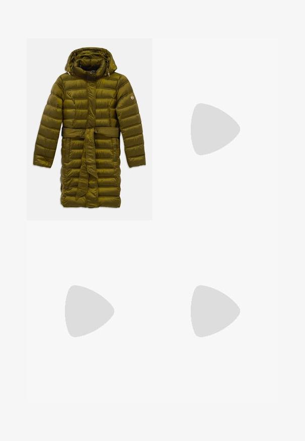 Long manteau matelassé vert olive avec capuche, taille ceinturée, deux poches avant et logo sur la manche gauche, conçu pour temps froid.; T-shirt blanc sans manches à col rond avec une étiquette de marque noire « DENIM » au niveau de l'encolure, présenté sur un fond uni.; Pantalon beige à jambes larges avec une taille haute et des motifs spirales brodés subtils près de l'ourlet inférieur sur les deux jambes.; Mocassin en cuir marron avec panneau en tissu beige présentant des détails textuels, semelle noire et petit talon, vu de côté sur fond blanc.