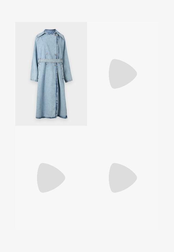 Trench-coat en denim bleu clair avec un devant à double boutonnage, des poches latérales, un large col et une ceinture à la taille ; il présente une coupe décontractée et des manches longues.; Chemise bleu clair à manches longues avec boutons, fines rayures verticales et deux poches poitrine à rabat sur fond blanc.; Pantalon beige à jambes larges avec taille haute, passants pour ceinture, détails de coutures frontales et fermeture avant cachée.; Botte en cuir noire mi-mollet avec un bout pointu et un talon bas incliné sur un fond clair uni.