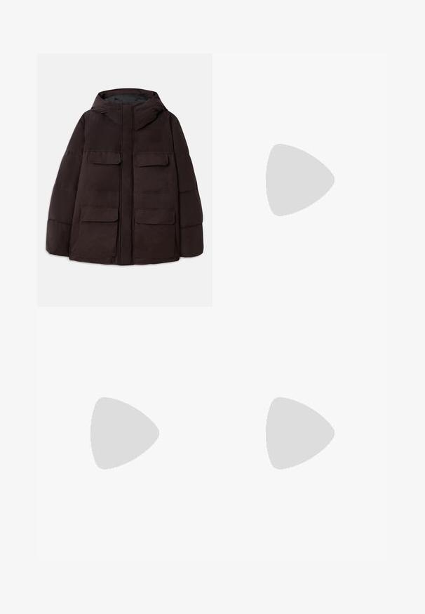 Dondup PUFFIER JACKET - Veste d'hiver - burgundy; Pull en tricot avec des rayures horizontales dans des tons de marron, gris et noir. Col rond, manches longues, poignets et ourlet côtelés.; Pantalon beige à jambes larges avec plis à l'avant et une chaîne métallique attachée au passant de ceinture gauche pour le style.; Baskets en daim beige avec une toe ronde, semelle en caoutchouc crème et lacets marron. Présente un logo de marque en relief sur le côté et un matériau texturé.