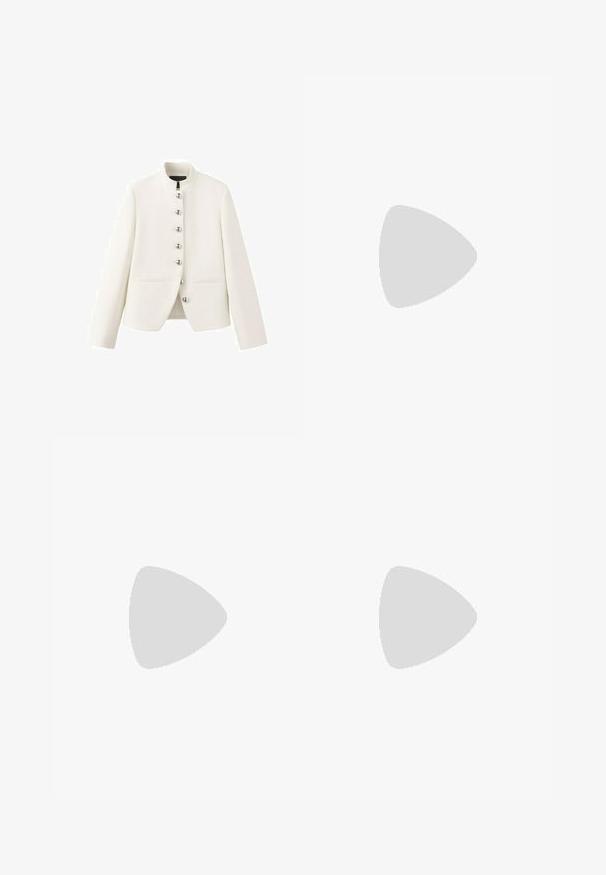 Veste blanche cintrée avec col montant, manches longues, deux poches avant et six boutons ronds argentés sur le devant.; Haut noir sans manches à col montant avec fermeture par bouton au dos, tissu lisse et coupe ample.; Pantalon blanc taille haute à jambes larges avec un bouton à l'avant, des passants pour ceinture, et des coutures latérales s'étendant jusqu'à de petites fentes à l'ourlet.; Chaussure plate noire à bout pointu avec un talon bas et une tige en cuir lisse, présentée de profil sur un fond blanc.