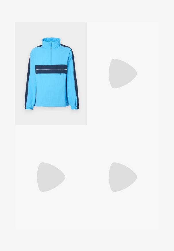 Veste pullover bleue avec col montant, demi-fermeture éclair, panneaux bleu marine et poignets élastiques. Présente une bande horizontale blanche sur la poitrine.; T-shirt noir à manches courtes avec bordure blanche sur le col et les manches, arborant un petit patch logo "ellesse" et un emblème demi-cercle orange et rouge.; Pantalon de survêtement bleu marine à jambe droite avec taille élastique et coutures verticales subtiles, petit logo blanc sur la cuisse supérieure.; Des baskets de sport blanches présentant un design épuré, des matériaux en mesh et en daim, une forme courbée et une semelle en caoutchouc avec des accents minimaux.