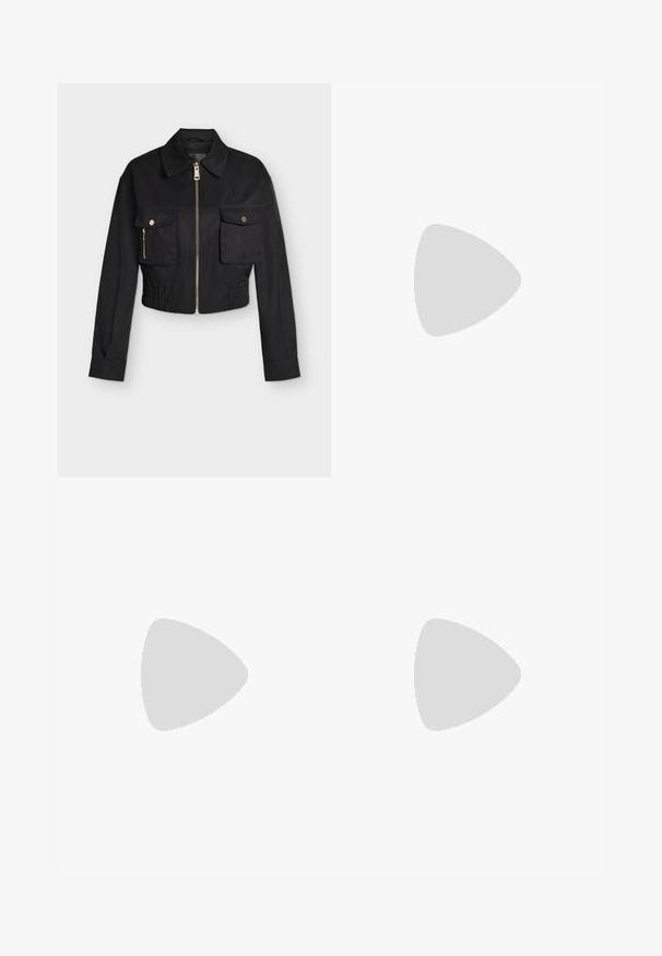 Μαύρο cropped μπουφάν με μακριά μανίκια, φερμουάρ μπροστά, δύο τσέπες με καπάκια και κουμπιά, και ελαστική μέση.; Αμάνικο, φωτεινό κόκκινο πλεκτό τοπ με λευκές ζιγκ ζαγκ ραφές και στρογγυλή λαιμόκοψη σε απλό ανοιχτό φόντο.; Μαύρο παντελόνι καμπάνα με υφή υφάσματος, κλείσιμο με πέντε χρυσά κουμπιά και δύο μπροστινές τσέπες. Κομψή εφαρμογή με ορατές λεπτομέρειες ραφών.; Μαύρο δερμάτινο μποτάκι αστραγάλου με χαμηλό γωνιακό χοντρό τακούνι, μυτερή μύτη και διακοσμητική χρυσή αγκράφα και πριτσίνια στη λουρίδα στο πλάι.