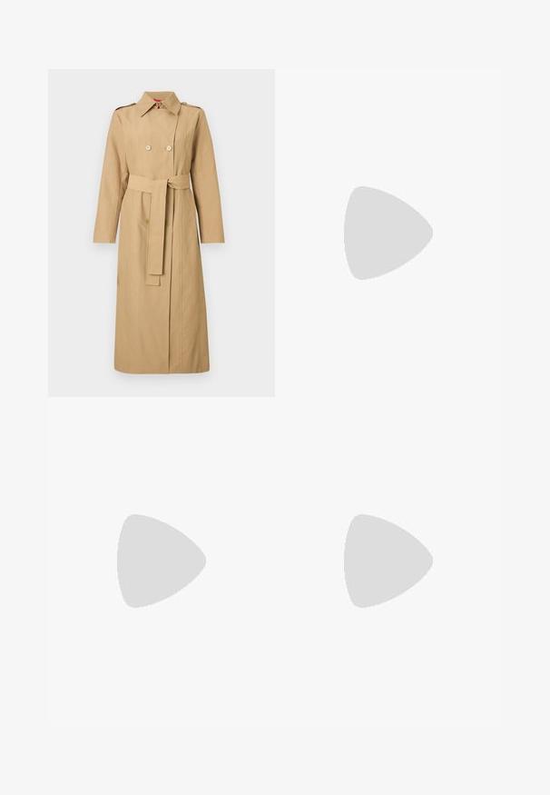 Longue trench-coat beige avec boutons croisés, taille cintrée par une ceinture, épaulettes et col classique sur un fond uni.; Haut blanc en coton à manches courtes pour femmes avec un large col rond sur un fond clair uni.; Jeans flare en denim bleu avec bouton sur le devant, fermeture éclair et design cinq poches, présentant une légère décoloration sur les cuisses et les genoux.; Escarpin en cuir noir avec un bout pointu et un talon bas. Présente une texture lisse et un éclat subtil. Découpe ouverte à l'avant pour un détail supplémentaire.