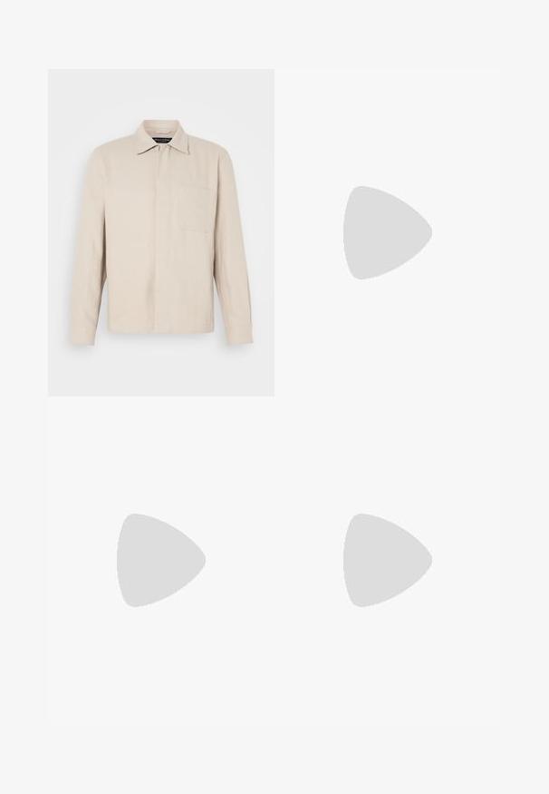 Lyse beige langærmet skjorte lavet af linned, med krave, brystlomme og lige snit.; Hvid oversized t-shirt med korte ærmer og rund halsudskæring med sænkede skuldre, fladt lagt på lys grå baggrund.; Lyseblå lige jeans med fem lommer, metalknaplukning og falmede detaljer ved lårene og knæene, lagt fladt på hvid baggrund.; Sorte læder loafers med en glat finish, rund tå, en dekorativ rem med guldhardware og en robust sort sål.