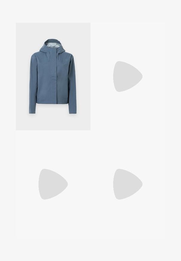 Vannavstøtende jakke i lyseblå, med hette, full frontglidelås, to brystlommer og glatt tekstur. Forsterkede sømmer som detaljer.; Hvit langermet genser med rund hals og liten svart The North Face-logo på venstre bryst.; Svarte cargobukser med vide ben, elastisk midje og snor, med klafflommer på begge lårene.; Lys beige ballet flats med rund tå, snøring rundt ankelen, strukturert overflate og fleksibel såledesign. Passer til hverdagsbruk.