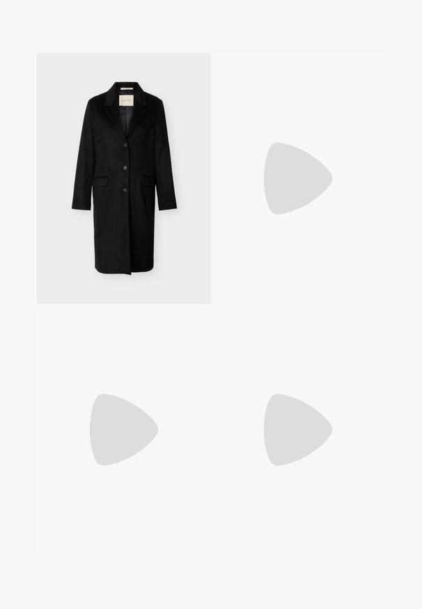 Manteau en laine noir mi-long avec revers crantés, trois boutons sur le devant, poches à rabat et manches longues.; Chemise blanche à manches longues avec col classique et poignets boutonnés, présentée sur un fond blanc uni.; Pantalon noir en tissu lisse avec taille haute, jambes larges, plis à l'avant et passants de ceinture classiques. Pas de poches latérales visibles.; Mocassin en cuir noir avec un détail en métal doré. La chaussure présente un design épuré et une texture lisse et brillante.