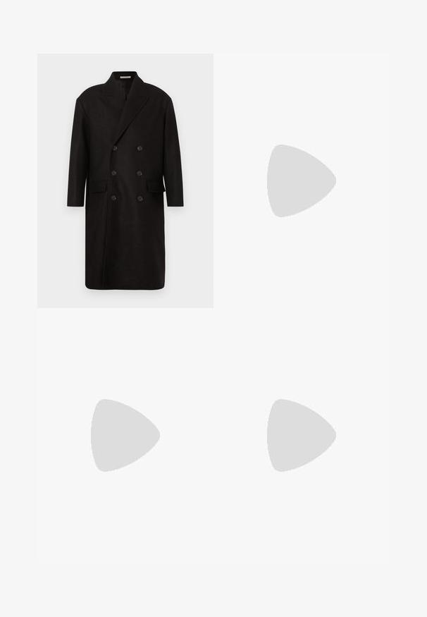 Manteau double boutonnage en laine noire avec larges revers crantés, deux poches avant et six boutons ronds noirs. Texture lisse, coupe mi-longue.; Pull noir à col roulé tricoté à manches longues avec poignets, col et ourlet côtelés, présenté sur un fond clair uni.; Pantalon formel noir à jambes droites, taille haute, au design épuré et minimaliste, présenté sur un fond clair uni.; Chaussure de ville noire en cuir à lacets avec une semelle épaisse et rainurée et un petit talon, présentée sur fond blanc.