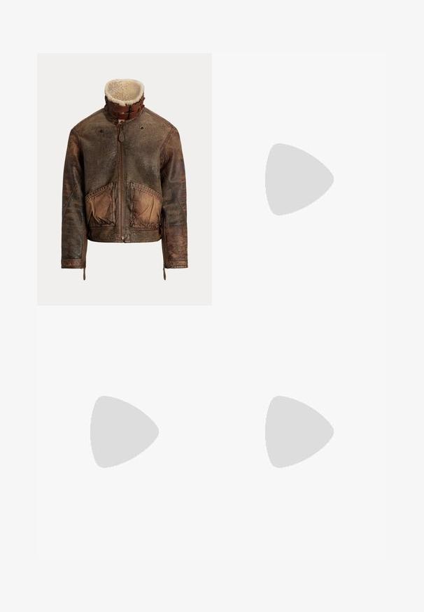 Braune, abgenutzte Lederjacke mit Frontreißverschluss, großen Taschen, Lammfellkragen und doppeltem Schnallenverschluss am Kragen.; Braunes Ralph Lauren T-Shirt mit weißem Polo-Spieler-Logo, Schriftzug „Ralph Lauren“, einem Wappenemblem auf der linken Brust und der Nummer 3 am rechten Ärmel.; Grüne Jeans aus Baumwolle mit schmaler Passform. Verfügt über zwei frontale Taschen, einen Reißverschluss und Kontrastnähte. Glatte Textur, einheitliche Farbe.; Weißer Sneaker mit niedriger Schaft und brauner Gummisohle, goldenes Polo-Spieler-Logo an der Seite, weiße Schnürsenkel und bordeauxfarbene Wildleder-Fersenlasche, Marke Ralph Lauren.
