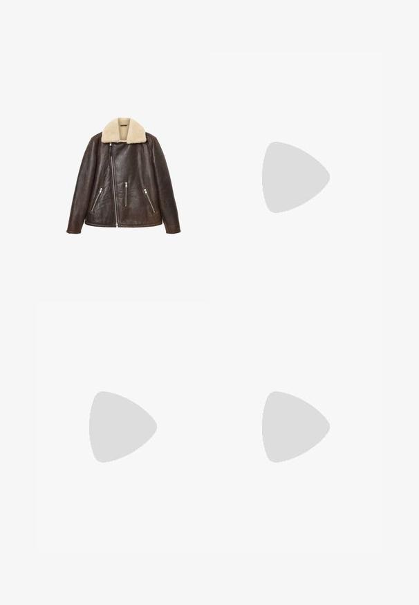 Chaqueta de cuero marrón oscuro con cuello de shearling color blanco roto y cremallera frontal asimétrica, con tres bolsillos con cremallera en la parte delantera.; Suéter negro de punto con cuello redondo y mangas largas. Textura suave y color sólido, sin patrones ni acentos visibles.; Jeans negros de pierna recta con diseño de cinco bolsillos, presillas para cinturón y cierre de botón, mostrados sobre un fondo blanco.; Mocasín de hombre de piel negra con costura moc toe, tira penny, cuello texturizado y tacón bajo apilado sobre fondo blanco.