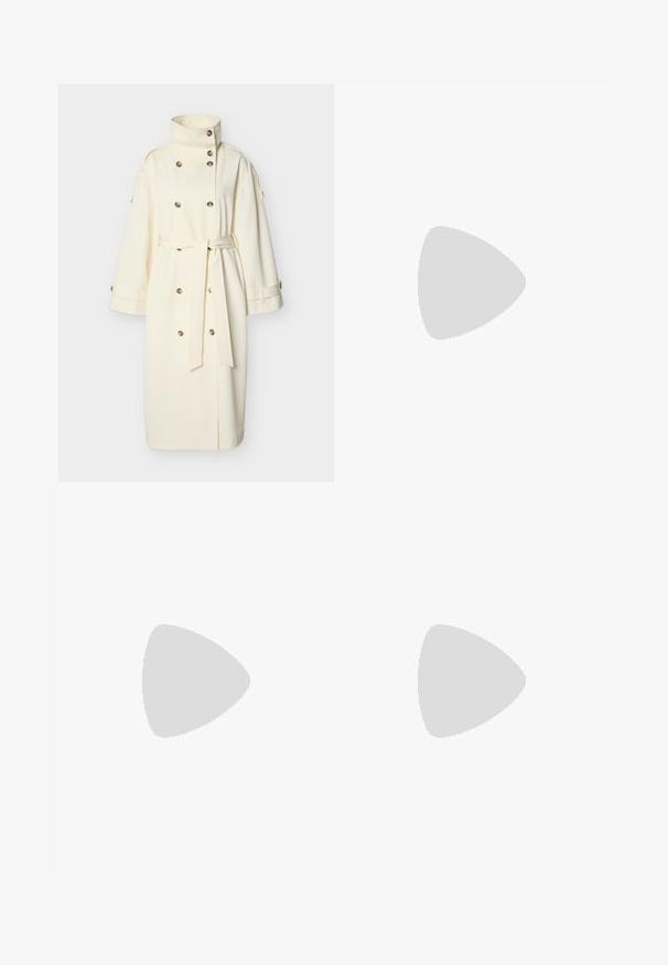 Trench-coat long écru avec col haut, boutons croisés, manches larges et ceinture nouée à la taille.; Blouse rose clair à manches courtes avec épaules bouffantes, tissu texturé et encolure ronde. L'étiquette indique "ANNA FIELD".; Pantalon large blanc à plis sur le devant, ceinture avec passants pour ceinture, et poches latérales, présenté sur un fond clair.; Escarpins à talon slingback en cuir verni beige avec un bout pointu et un talon de 5 cm, présentant des côtés découpés et une fine bride à la cheville.
