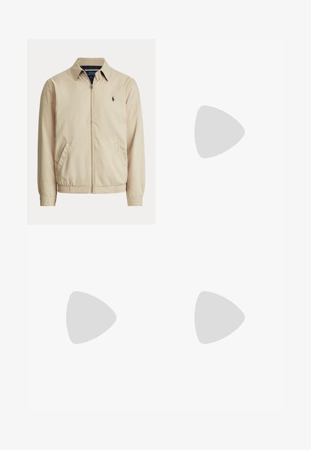Beige jakke med lynlås, krave, sidelommer, elastisk talje og et lille mørkt Polo Ralph Lauren-logo på venstre bryst.; Kortærmet mørkegrå Polo Ralph Lauren bomulds polo med grønt broderet logo og to-knaps stolpelukning på flad hvid baggrund.; Mørkeblå slim-fit jeans med let falmning og fem-lomme-design, lagt fladt på hvid baggrund.; Hvide kanvas sneakers med lågtop design, prydet med en beige hælkappe og et lille broderet logo på siden. Gummisål.