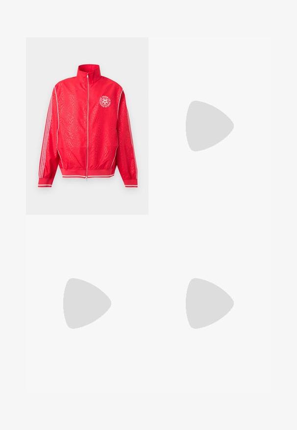 Veste de sport rouge zippée avec un motif texturé subtil, des bandes blanches sur les manches, et un logo circulaire blanc de club de football sur la poitrine.; T-shirt noir à manches courtes avec accents rouges sur les côtés, logo Adidas blanc sur la poitrine et bandes blanches sur les épaules. Confectionné dans un tissu lisse.; Jean en denim gris délavé taille haute avec des plis et des rayures verticales noires le long des côtés extérieurs de chaque jambe.; Baskets Adidas noires avec des rayures blanches, des lacets bleus et une semelle en gomme flottant au-dessus d'une marche en béton grise sous une lumière douce.