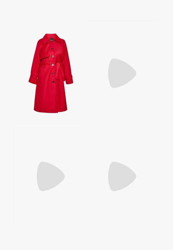 Punainen trench-mekko sileästä kankaasta. Ominaisuuksiin kuuluu klassinen kaulus, etupainikkeet ja vyö vyötäröllä. Hihoissa on lievä röyhelöyksitys.; Kirkkaan vaaleanpunainen satiinipaita pitkähihaisilla, helmillä koristellulla korkealla kauluksella ja napitettavilla kalvosimilla valkoisella taustalla.; VACLAV IRRIDESCENT SEQUIN PANTS  - Housut - purple; Violetti slingback-tyyppinen kitten-heel korko, jossa on terävä kärki, koristeltu pienillä kiiltäillä niiteillä ja pienellä solkihihnalla.
