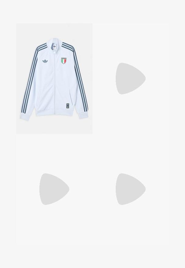 Λευκό μπουφάν Adidas με φερμουάρ και σκούρες μπλε ρίγες στα μανίκια, έμβλημα Ιταλίας στο στήθος και λογότυπο Adidas στο μπροστινό μέρος και στο κάτω άκρο.; Μακρυμάνικη πόλο μπλούζα σε σκούρο μπλε χρώμα, βαμβακερό ύφασμα, λευκό γιακά, με τρεις κλασικές λευκές ριγέ κατά μήκος των μανικιών και ένα μικρό λογότυπο στο στήθος.; Αθλητικό παντελόνι σε ναυτικό μπλε χρώμα με υφή, ελαστική μέση και λευκές πλευρικές ρίγες. Διαθέτει ίσια γραμμή και χωρίς τσέπες.; Χαμηλού προφίλ μπεζ αθλητικό παπούτσι Adidas Spezial με πράσινες ρίγες, σόλα από καουτσούκ και την επωνυμία "SPEZIAL" στην πλευρά, εμφανίζεται από την εξωτερική πλευρά.