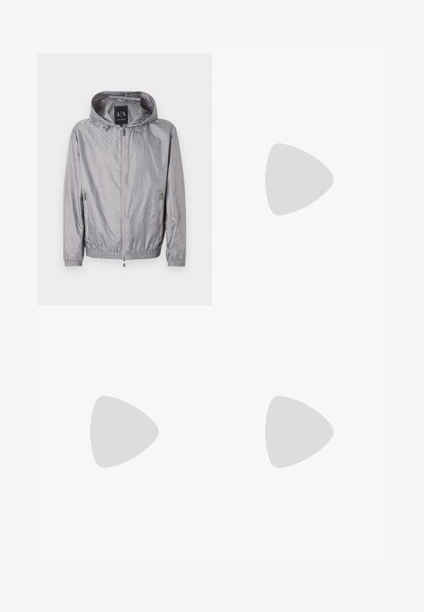 Veste à capuche zippée gris clair avec un motif en relief subtil, deux poches latérales zippées, des poignets élastiques, et une étiquette Armani Exchange à l'intérieur du col.; T-shirt noir oversize à manches courtes avec petit logo blanc sur le côté gauche de la poitrine, présenté sur un fond gris clair.; Pantalon de survêtement noir à taille élastique, jambes fuselées, avec un petit logo blanc sur la partie supérieure de la cuisse gauche.; Chaussure de sport en cuir noir avec une finition lisse, bout arrondi, panneau latéral texturé et lacets noirs. Présente une semelle en caoutchouc plate et un design minimaliste.