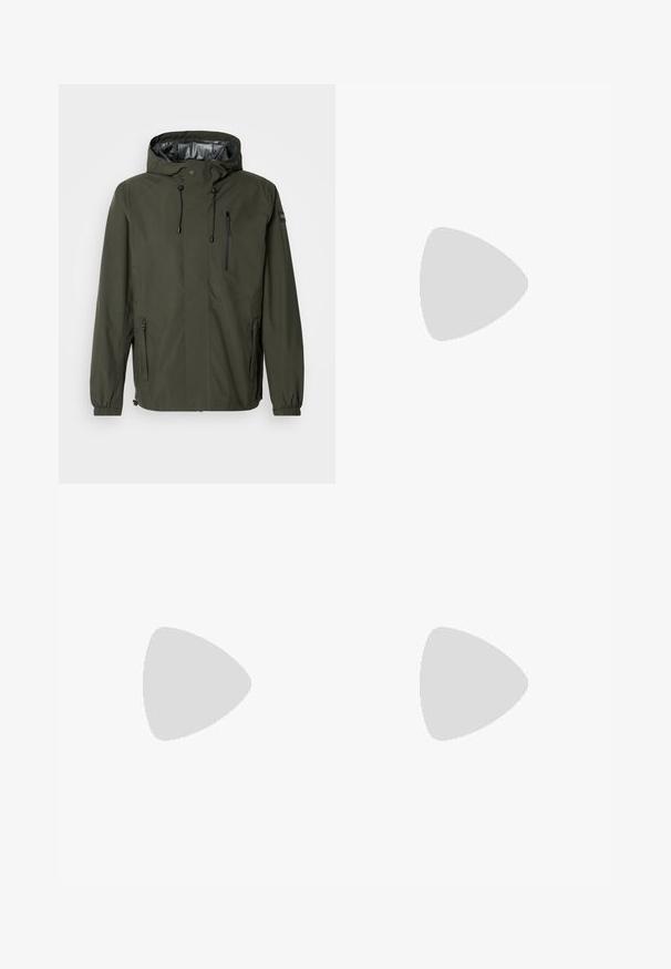 Veste imperméable verte avec capuche, poche poitrine zippée, cordons de serrage ajustables, poignets élastiques et doublure intérieure lisse.; Pull noir en mailles avec col rond, manches longues, tissu texturé, bords-côtes au niveau des poignets et de l'ourlet, avec un petit logo sur la poitrine.; Jeans en denim noir avec une coupe droite, dotés d'une fermeture à bouton et à zip, de poches avant et d'une texture subtile.; Bottine en cuir noir avec une finition lisse, des panneaux latéraux en maille élastique et une semelle robuste avec un motif de crampons visible.