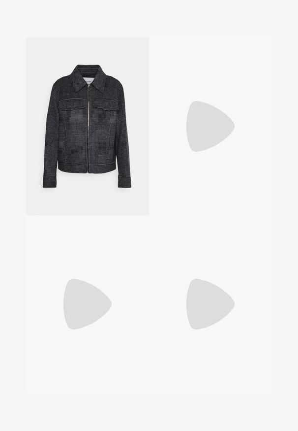 Zwart-wit houndstooth-patroon jacket met een rits aan de voorkant, kraag en twee borstzakken, met een gestructureerde pasvorm.; Witte katoenen tanktop met een aansluitend ontwerp, geribbelde textuur en smalle bandjes. Naadloze randen bij de halslijn en de zoom.; DESIGNERS REMIX ZOE PANTS - Broek - navy/white; Zwarte glanzende platformklompen met een ronde neus, gebogen bovenkant en contrasterende witte stiksels langs de rand van de zool.