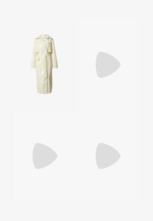 Crème-kleurige faux leren trenchcoat met een ceintuur in de taille, brede revers, dubbelzijdige sluiting aan de voorkant en twee voorzakken, met een knielange uitstraling.; Roze mouwloze jurk met een gestructureerde stof, rechte halslijn en vierkante uitsnede aan de achterkant. Heeft een getailleerde pasvorm en een zoom tot op de knie.; Roze sandaal met hoge hakken, knoop aan de voorkant, enkelbandje en chunky hak. Gemaakt van leer met een gladde textuur en een vierkante neus.; Roze kraalhandtas met een gestructureerd ontwerp, ronde kralen, een versterkte band en een textuur oppervlak. Ideaal voor casual gebruik.
