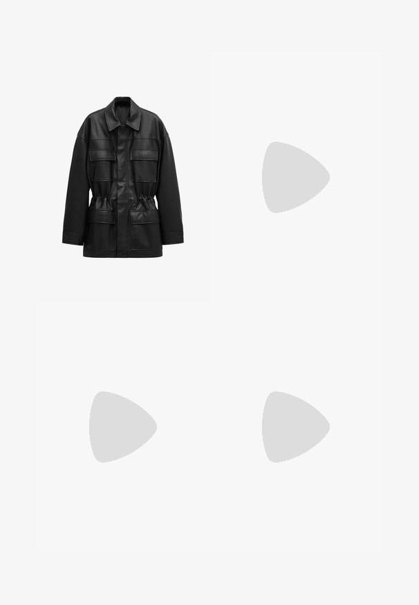 Veste noire en cuir synthétique avec manches longues, quatre poches à rabat sur le devant, taille cintrée et col classique.; Mango Débardeur - black; Pantalon formel noir droit avec pli devant, poches latérales et passants de ceinture, présenté sur fond blanc.; Escarpin slingback en cuir verni noir avec bout pointu, fine bride réglable et talon aiguille. Texture lisse et détails minimalistes.