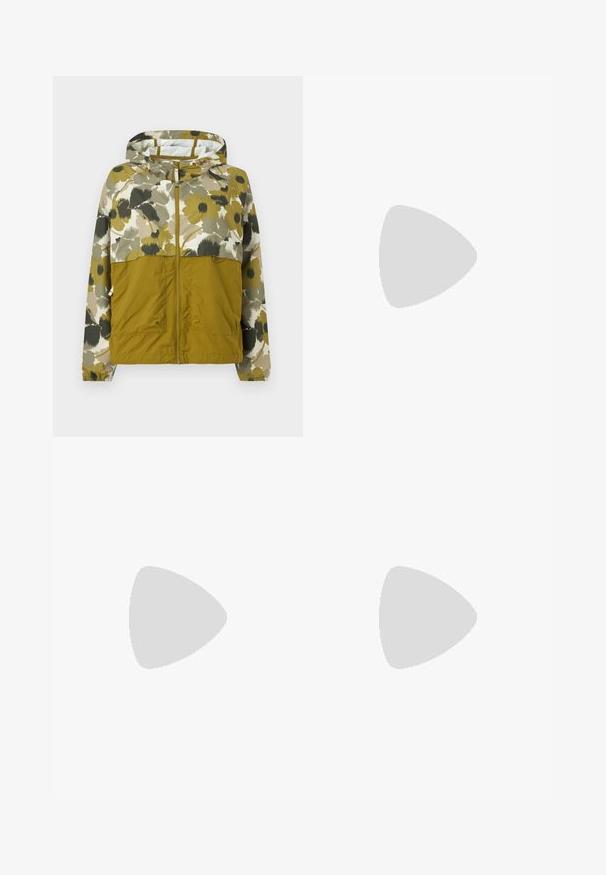 Veste à capuche avec fermeture éclair frontale, moitié inférieure vert olive, moitié supérieure et manches à imprimé floral dans des tons verts doux, beige et noir.; T-shirt noir à manches courtes avec un petit symbole yin-yang vert clair entouré d’un motif tourbillonnant sur le haut gauche de la poitrine.; Pantalon beige taille haute à jambes larges avec poches plaquées à l'avant, passants pour ceinture et fermeture à boutons. Tissu simple et durable avec coutures visibles.; Baskets Mary Jane en daim beige avec sangle auto-agrippante, semelle en gomme, trois bandes cousues et marquage doré "SAMBA" sur le côté.