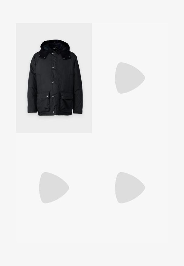 Barbour MODERN BEAUFORT JACKET - Ελαφρύ μπουφάν - navy; Σκούρα ναυτικά μπλούζα με μακριά μανίκια φτιαγμένη από βαμβάκι, διαθέτει λαιμόκοψη henley με πέντε λευκά κουμπιά και ριγμένες μανσέτες. Μαλακή υφή και εφαρμοστή σχεδίαση.; Μπεζ cargo παντελόνι από βαμβάκι. Διαθέτει δύο πλαϊνές τσέπες, κλείσιμο με κουμπί και σχέδιο με ίσια γραμμή. Λείος υφασμάτινος τριμμένος, casual στιλ.; Μαύρο δερμάτινο αθλητικό παπούτσι με στρογγυλή μύτη, λευκή καουτσούκ σόλα και μαύρες κορδόνες. Διαθέτει λεία υφή και μινιμαλιστικό σχέδιο.