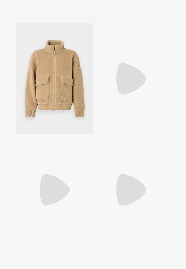 Veste en polaire beige avec col montant, fermeture éclair à l'avant, deux grandes poches à rabat et poignets et ourlet côtelés. Texture douce avec une apparence chaleureuse.; T-shirt noir uni à manches courtes et col rond, exposé à plat sur un fond blanc, avec une petite étiquette de marque à l'intérieur du col.; Pantalon beige avec une texture lisse, coupe droite, poches avant et fermeture à bouton. Étiquette visible à la taille.; Mocassin en cuir noir avec une finition brillante, bout arrondi, détails de couture subtils et semelle en caoutchouc épaisse pour la durabilité.