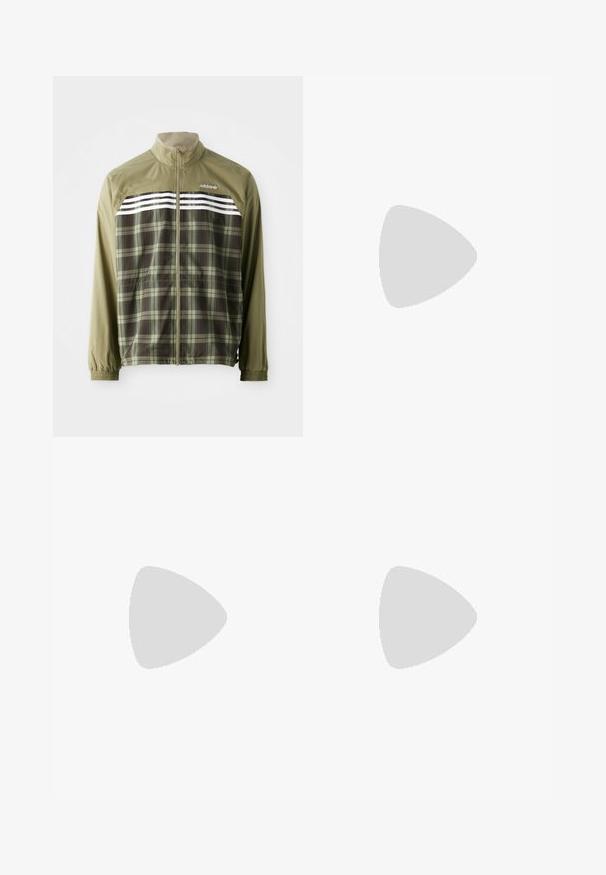 Grüner karierter Windbreaker mit Reißverschluss an der Vorderseite, elastischen Bündchen und weißen Streifen über der Brust. Polyesterstoff, leichtes Design.; Langärmliges Fußballtrikot in Beige mit weißen Streifen; verfügt über einen braunen Kragen und Bündchen, ein großes rotes "TORSION SYSTEM"-Logo und adidas-Branding.; Braune Jogginghose mit hellrosa vertikalen Streifen an den Seiten und einem sich wiederholenden Blattmuster überall, elastischer Bund, gerade Beinform.; Schwarzer Adidas-Sneaker mit weißen Streifen, blauen Schnürsenkeln und Gummisohle, der über einer grauen Betontreppe im weichen Licht schwebt.