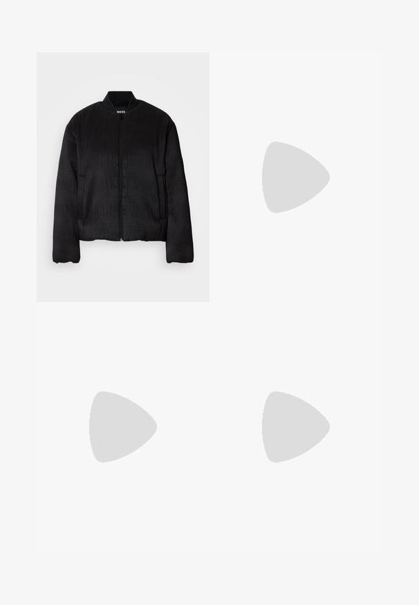 Sort bomberjakke med et tekstureret design, lynlåslukning, ribbet krave og elastiske manchetter. Har en almindelig pasform og glat stof.; Hvid kortærmet skjorte med knapper, brystlommer, spids krave og afslappet pasform. Fremstillet af let stof med blød tekstur.; Mørkeblå jeans med lige ben, fem lommer, knaplukning og synlige orange stikninger.; Brun lædersneaker med cremefarvet snørelukning, en struktureret finish og en hvid hælkappe med nitte-detaljer. Gummisål.