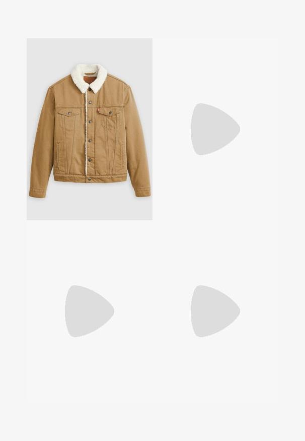 Tan denimjacket met een witte sherpa-kraag, twee borstzakken, zijzakken en metalen knopen. Heeft verticale stikseldetails.; Donkerblauw denim overhemd met lange mouwen, knoopsluiting, puntkraag en klein rood Levi's-logo op de linkerborst.; Donkerblauwe recht gesneden denim jeans met voorkruiken, riemlussen en contrasterende oranje stiksels, plat gelegd op een witte achtergrond.; Bruine leren enkellaars met veters, zwarte neuskap, ronde zool en merkdetail aan de zijkant tegen een effen achtergrond.