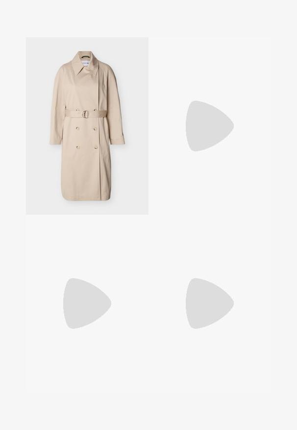Trench-coat beige croisé avec col large, manches longues, ceinture avec boucle argentée à la taille et boutons sur le devant.; Haut blanc à manches longues avec une coupe ajustée, présentant des motifs en zigzag texturés et un col bateau. Confectionné en tissu doux et léger.; Pantalon blanc taille haute avec plis et détail de nœud sur le côté, coupe droite et fermeture cachée.; Mocassin en cuir crème avec une sangle décorative, des détails cousus et une semelle noire basse accentuée d'un talon doré.