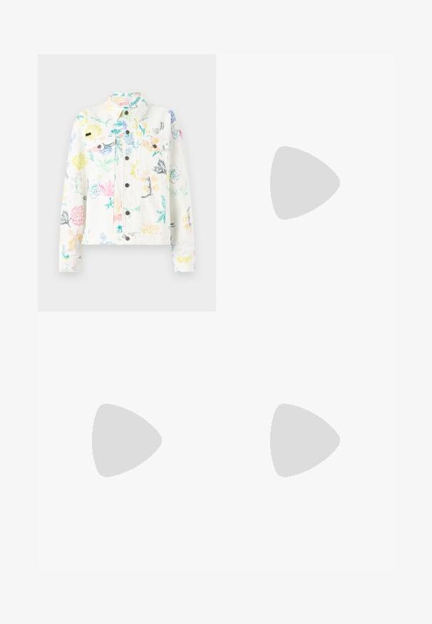 Soulland DECLAN JACKET - Veste en jean - white; Débardeur en maille crème avec des rayures horizontales noires. Présente un motif texturé et un col côtelé, créant un design léger.; Shorty boxer à carreaux marron, bleu et blanc avec une taille élastique et une étiquette blanche au centre devant.; Botte en cuir marron montant jusqu'au genou, avec un bout pointu, un design effilé et un talon bloc mince. Texture lisse avec un minimum de détails.