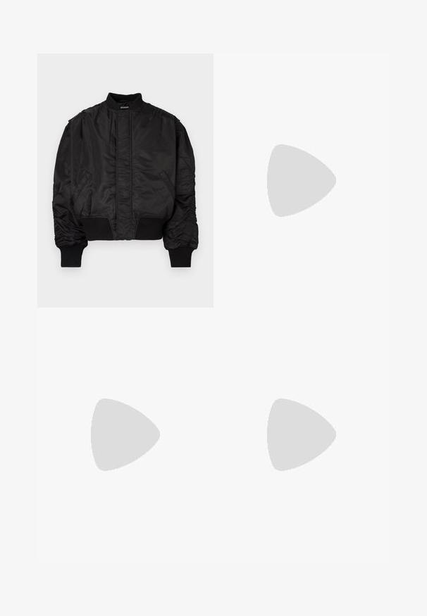 Veste bomber noire avec col montant, manches bouffantes, poignets et taille côtelés, et finition satinée lisse. Dispose de poches latérales.; Sweatshirt à capuche noire avec un graphique multicolore représentant une figure semblable à Méduse, avec un texte bien visible et une poche kangourou à l'avant.; Pantalons cargo noirs en tissu léger, dotés d'une taille élastique avec cordon de serrage, de poches latérales et de poignets ajustables.; Des baskets de sport blanches avec une tige texturée, des panneaux en maille, une semelle en caoutchouc proéminente et des découpes décoratives sur les côtés.