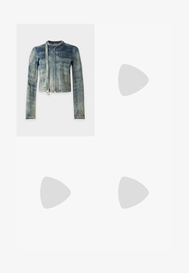 Veste en denim bleu délavé à manches longues, fermeture éclair devant et ceinture attachée autour du cou, sur un fond uni.; Haut ajusté pour femmes à manches courtes avec imprimé abstrait beige et gris, bordure noire, et étiquette de marque Diesel rouge au niveau de l'encolure.; Pantalon évasé en denim marron avec une finition délavée et texturée. Il dispose de cinq poches, passants de ceinture et d'une fermeture par bouton. Coutures plates et jambes larges.; Bottines en cuir noir à bout pointu, petite talon et détail métallique sur le bout. Texture lisse et mate partout.
