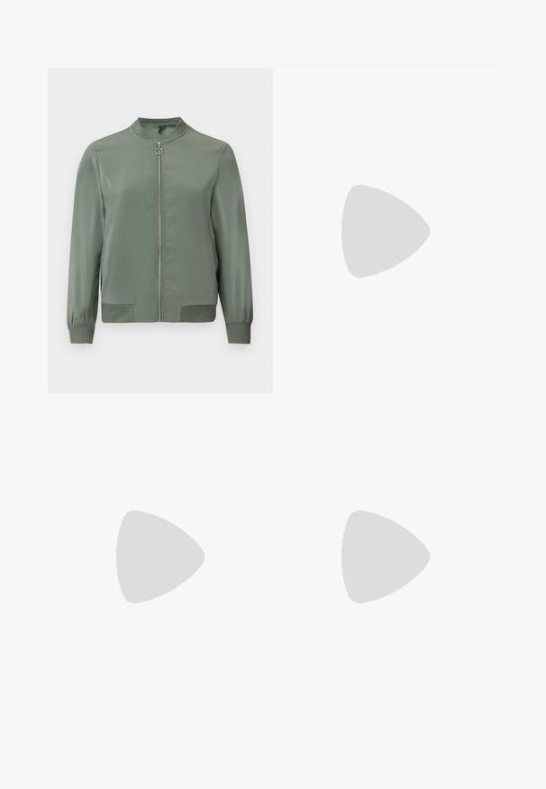 Veste bomber vert clair avec fermeture éclair à l'avant, col, poignets et ourlet côtelés, présentée sur un fond uni.; Even&Odd Petite T-shirt à manches longues - black; Leggings noires évasées en matériau extensible. Dotés d'une taille haute et d'une texture lisse. Se terminent par un ourlet évasé.; Chaussure en simili cuir noir avec texture crocodile, bout arrondi, bride à la cheville avec boucle métallique et semelle en caoutchouc épaisse.