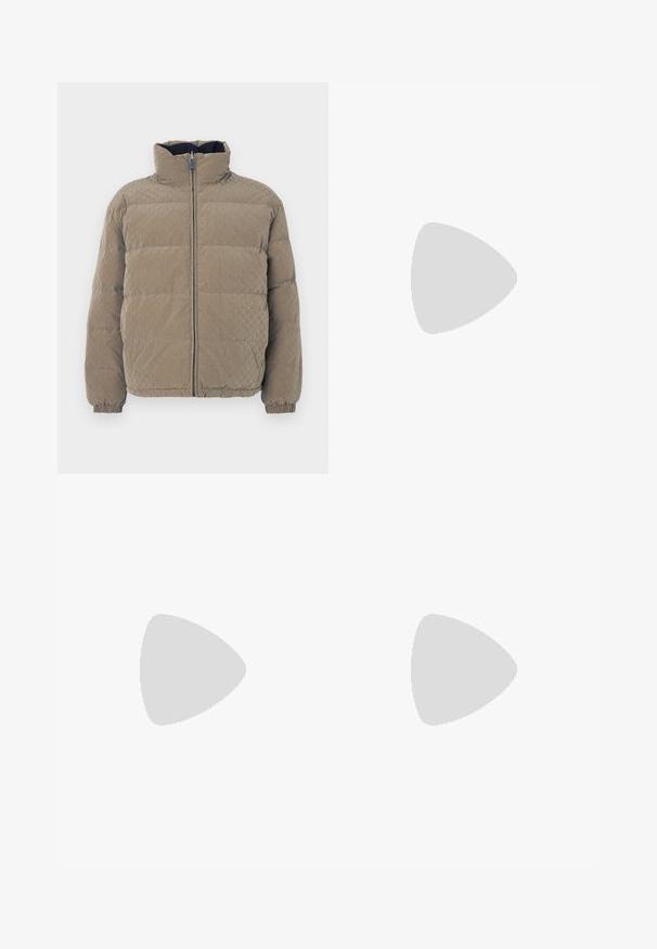 Μπουφάν τύπου puffer σε ελιά πράσινο, με ψηλό γιακά, φερμουάρ μπροστά, ελαστικές μανσέτες και υφή με διακοσμητικό μοτίβο ρόμβων σε όλη την επιφάνεια.; Μαύρο ψηλό λαιμό μπλουζάκι μακρυμάνικο φτιαγμένο από μαλακό, λείο ύφασμα με άνετη εφαρμογή και χωρίς εμφανή μοτίβα ή διακοσμητικά στοιχεία.; Μαύρα τζιν με ευθεία γραμμή, σχεδίαση πέντε τσεπών, θηλιές για ζώνη και κλείσιμο με κουμπί, παρουσιασμένα σε λευκό φόντο.; Μαύρο casual αθλητικό παπούτσι από δέρμα με κορδόνια, αιωρούμενο πάνω από μπεζ χαλί, με πορτοκαλί στρογγυλό γυάλινο τραπέζι στο φόντο.