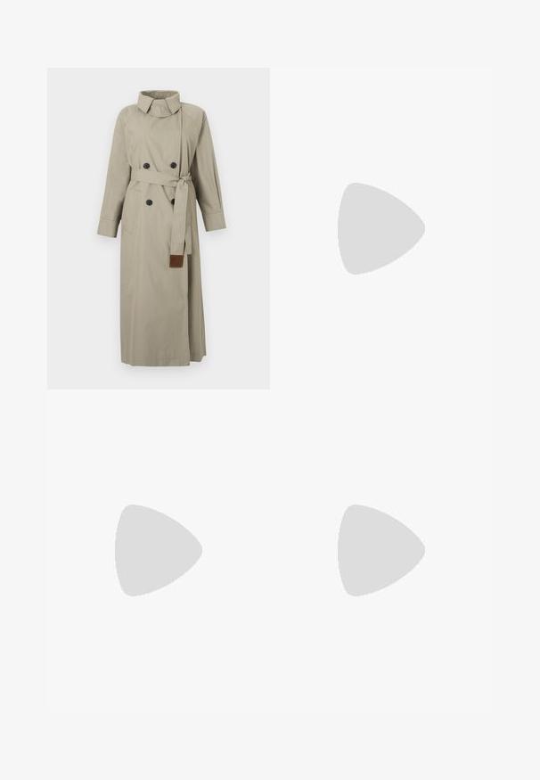 Trench-coat long beige avec boutons noirs double boutonnage, taille ceinturée avec embout en cuir, poches latérales et col montant.; T-shirt blanc uni à manches courtes et col rond, posé à plat sur un fond clair, vue de face avec une petite étiquette de marque visible à l'intérieur du col.; Femme aux cheveux blonds raides portant un pull bleu marine, un pantalon large beige, des chaussures beiges, des bijoux en or, et tenant un sac à main blanc avec une main dans la poche.; Baskets couleur crème avec une tige en daim et tissu, un bout arrondi, et une semelle en caoutchouc avec un détail accent beige. Fermeture à lacets.