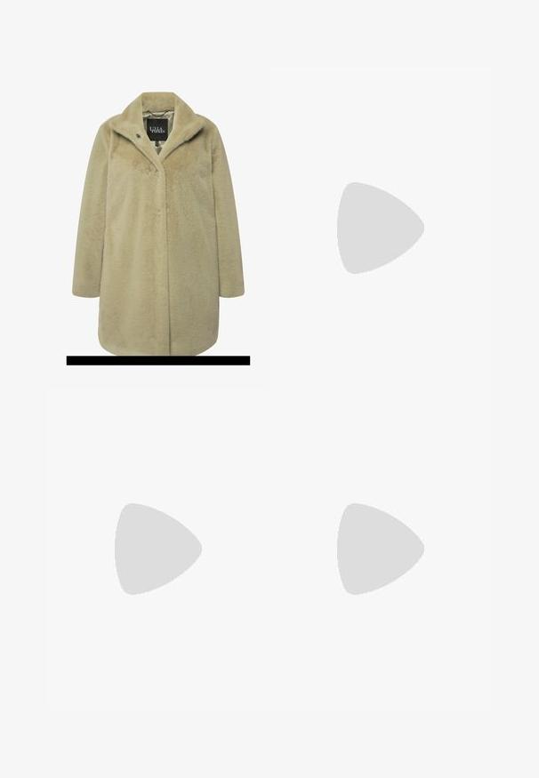 Beige nepbontjas met een geknipt kraag, enkele knoopsluiting, lange mouwen en een zachte, gestructureerde stof. Voering zichtbaar aan de binnenkant.; Lichtgrijze trui gemaakt van zachte gebreide stof. Beschikt over een ronde halslijn en lange mouwen met ribgebreide manchetten en zoom. Eenvoudig ontwerp.; Lichtblauwe denim jeans met wijde pijpen en een hoge taille. Voorzien van vijf zakken, gestikte details en een verweerde textuur.; Bruine suède enkellaarsjes met een ronde neus, eenvoudig ontwerp, lage profiel en een trekstrip aan de achterkant voor gemakkelijk aan- en uittrekken. Zachte binnenvoering zichtbaar.
