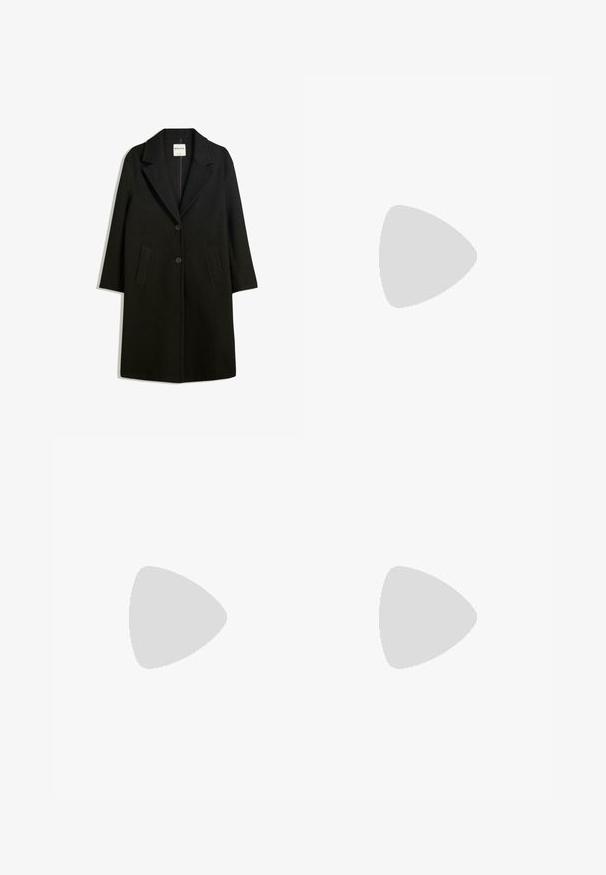 Sort frakke med reverskrave, to forlommer og knaplukning. Fremstillet af blødt stof, med en lige silhuet og knælangt design.; Sort langærmet cropped skjorte med rund halsudskæring og afslappet pasform, vist mod en hvid baggrund.; Sorte denimjeans med brede ben, for- og baglommer, knaplukning og bæltestropper, lagt fladt på en hvid baggrund.; Sort læder ankelstøvle med spids tå, tapered silhuet og en lav, rund hæl. Glat tekstur med minimal detaljer.