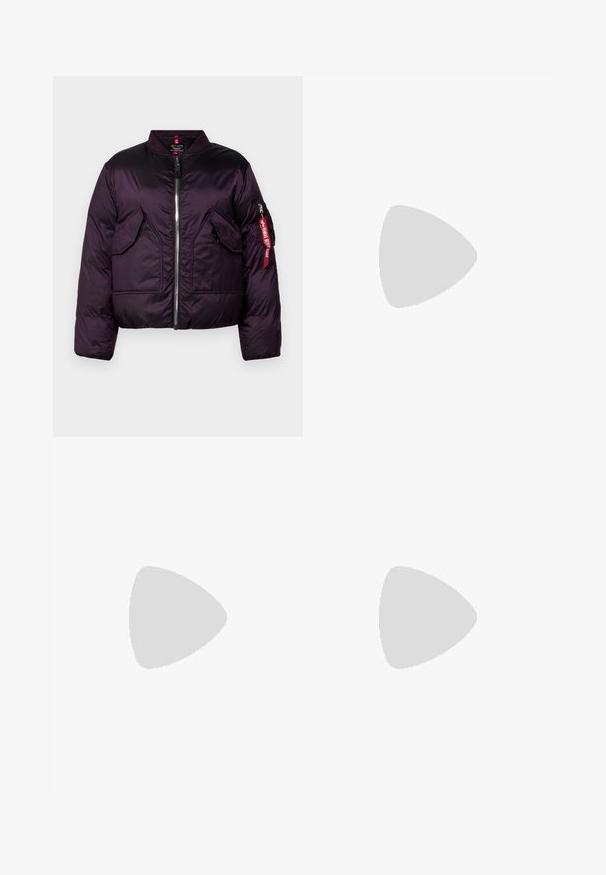Parka violette au design bomber, dotée d'une fermeture éclair à l'avant, de deux grandes poches avant et d'une poche sur la manche avec un détail étiquette rouge.; Blouse à rayures violet clair à manches longues avec un col classique et un détail en tissu froncé en forme de roses sur l'épaule gauche.; Jean évasé bleu clair en denim, doté de cinq poches, d'une fermeture par bouton et d'un effet délavé subtil sur les jambes.; Botte en cuir noire brillante, haute jusqu'au genou, avec bout pointu et talon bas courbé sur un fond clair uni.
