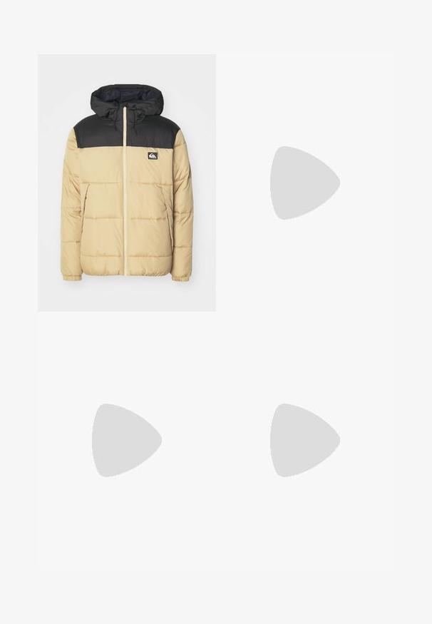 Veste rembourrée avec un corps beige et des épaules noires. Comprend une capuche, une fermeture éclair à l'avant et des poches latérales. Texture douce et motif cousu.; T-shirt à manches longues blanc en coton. Présente un petit logo doré sur la poitrine et un col rond. Design simple et coupe standard.; Pantalons en denim noir à coupe droite, avec poches avant, fermeture éclair et un seul bouton supérieur. Tissu texturé avec une finition mate.; Chaussure noire avec un dessus en cuir, des accents textiles, des lacets ronds et une semelle en caoutchouc texturé. Présente des coutures mocassins et des détails de marque.
