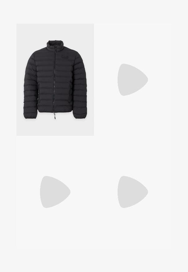 Veste matelassée noire avec fermeture éclair intégrale à l'avant, col montant, poches latérales zippées et poignets élastiques.; Polo bleu côtelé à manches courtes avec fermeture éclair devant et col et poignets texturés, présenté sur fond blanc.; Pantalon beige en coton, avec une coupe droite, des plis à l'avant et une fermeture de taille traditionnelle. Texture lisse, détails minimaux.; Baskets en cuir noir avec une texture lisse, bout rond et fermeture à lacets. Comprend une semelle en caoutchouc épaisse et un minimum de détails de marque.