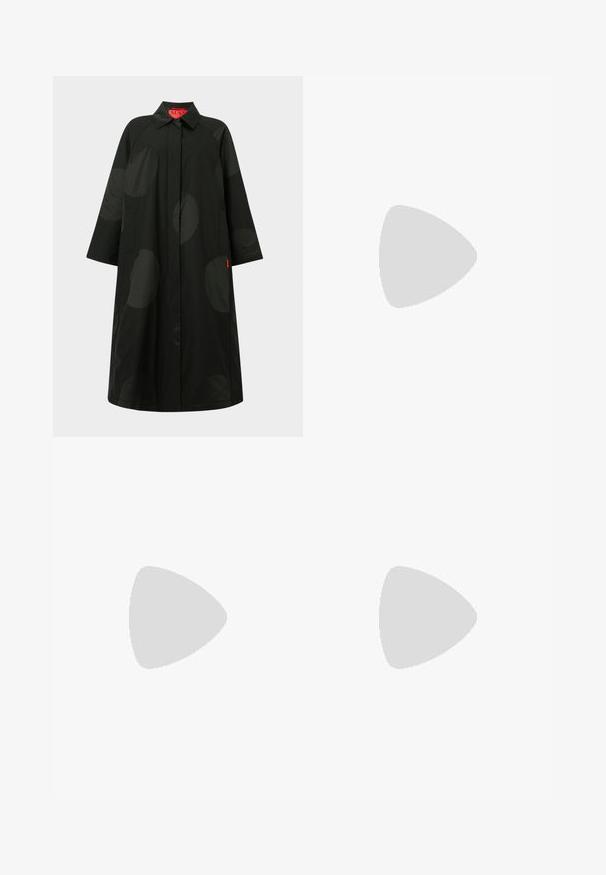 Long manteau noir avec de grands pois sombres subtils, manches larges, fermeture avant dissimulée et col, avec une étiquette intérieure rouge.; Chemise noire à manches longues avec boutons, col pointu et ourlet légèrement arrondi, présentée sur un fond gris clair uni.; CLOSED Wide Leg - ivory; Ballerines en cuir noir avec des détails froncés au col, bout rond et semelle en caoutchouc flexible. Texture lisse dans l'ensemble.