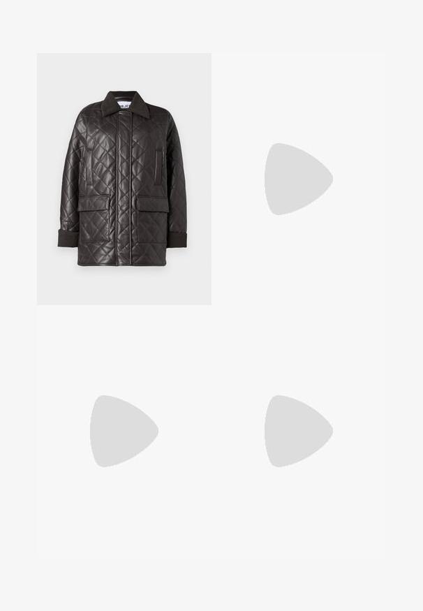 Veste en cuir synthétique marron matelassée avec un col, deux poches avant et des poignets en tricot. Présente une coupe décontractée et ample.; Haut à manches longues couleur rose poudré, texture côtelée, encolure dégagée, ourlets et poignets festonnés, confectionné en matière tricotée douce.; Jean en denim bleu clair délavé avec une taille haute et des jambes larges évasées, avec des poches avant et une fermeture par bouton.; Jambes portant des leggings côtelés foncés associés à des ballerines noires avec de petits détails en nœud sur fond blanc.
