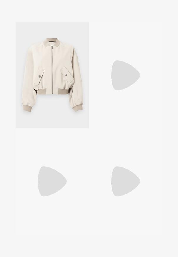Veste bomber beige clair avec fermeture éclair à l'avant, deux poches à rabat avec boutons-pression, col, poignets et ourlet côtelés.; T-shirt rose vif à manches courtes avec encolure ronde et petit logo blanc EA7 Emporio Armani sur la partie supérieure gauche de la poitrine.; Mini-jupe blanche à fines rayures noires verticales, détail plissé sur le côté droit et un seul bouton noir à la taille.; Ballerine en cuir noir avec une texture lisse, bout arrondi et décoration subtile à l'avant. Talon plat et bas.