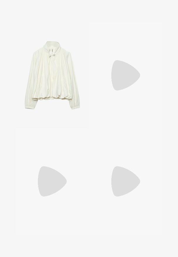 Veste légère blanche avec col montant, fermeture éclair à l'avant, détails à cordon au niveau du cou, poignets élastiques et ourlet froncé.; Haut sans manches couleur crème à col licou avec un décolleté en V profond et un détail de taille élastiquée froncée.; Jean bleu clair à jambes larges avec fermeture à boutons et fermeture éclair sur le devant, passants pour ceinture et style cinq poches, posé à plat sur un fond blanc.; Baskets de sport noir et blanc au design élégant, semelle en caoutchouc, fermeture à lacets et trois rayures blanches sur les côtés.
