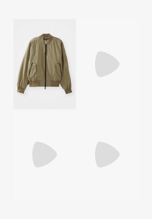 Ελαιοπράσινο bomber jacket φτιαγμένο από ελαφρύ ύφασμα, με φερμουάρ μπροστά, ριμπ μανσέτες και δύο γωνιακές τσέπες με φερμουάρ στο μπροστινό μέρος.; Σουέτερ σε χακί χρώμα, φτιαγμένο από μαλακό πλεκτό υλικό, με στρογγυλή λαιμόκοψη, μακρύ μανίκι και διακριτό κεντημένο λογότυπο στο στήθος.; Μπεζ βαμβακερό παντελόνι με κορδόνι στη μέση, πλευρικές τσέπες και σχεδίαση ίσιου ποδιού. Λείο υφάδι με ελάχιστες λεπτομέρειες.; Ανοιχτό χρώμα μπεζ δερμάτινα αθλητικά παπούτσια με επίπεδα κορδόνια, υφή στην επιφάνεια, και αντίθετη λευκή καουτσούκ σόλα, συνδυασμένα με μαύρα στενά παντελόνια.
